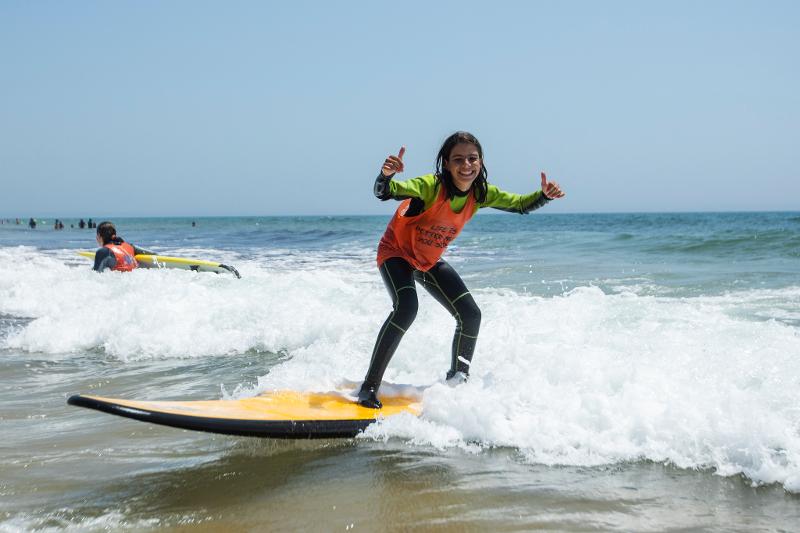 Mädchen beim Surfen im Jugendurlaub