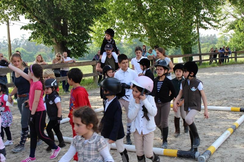 Kinder laufen über den Reitplatz in den internationalen Reiterferien Portugal