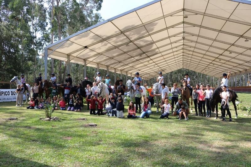 Gruppenfoto mit Pferden in den internationalen Reiterferien Portugal