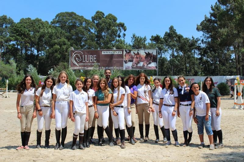 Mädchen stehen auf Reitplatz in den internationalen Reiterferien Portugal