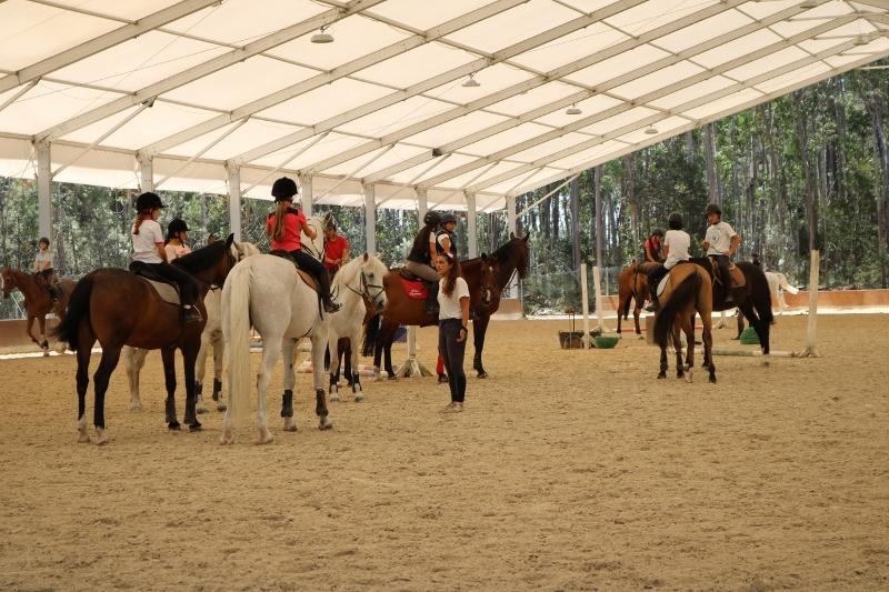 Reiten auf dem überdachten Platz in den internationalen Reiterferien Portugal