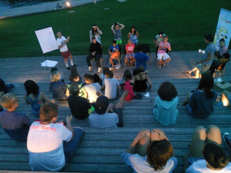 Die Kinder im Lerncamp musizieren abends alle zusammen