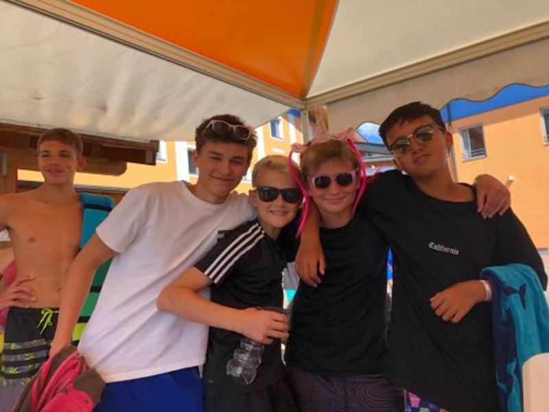 Im Lerncamp machen vier Jungs ein Gruppenfoto zusammen