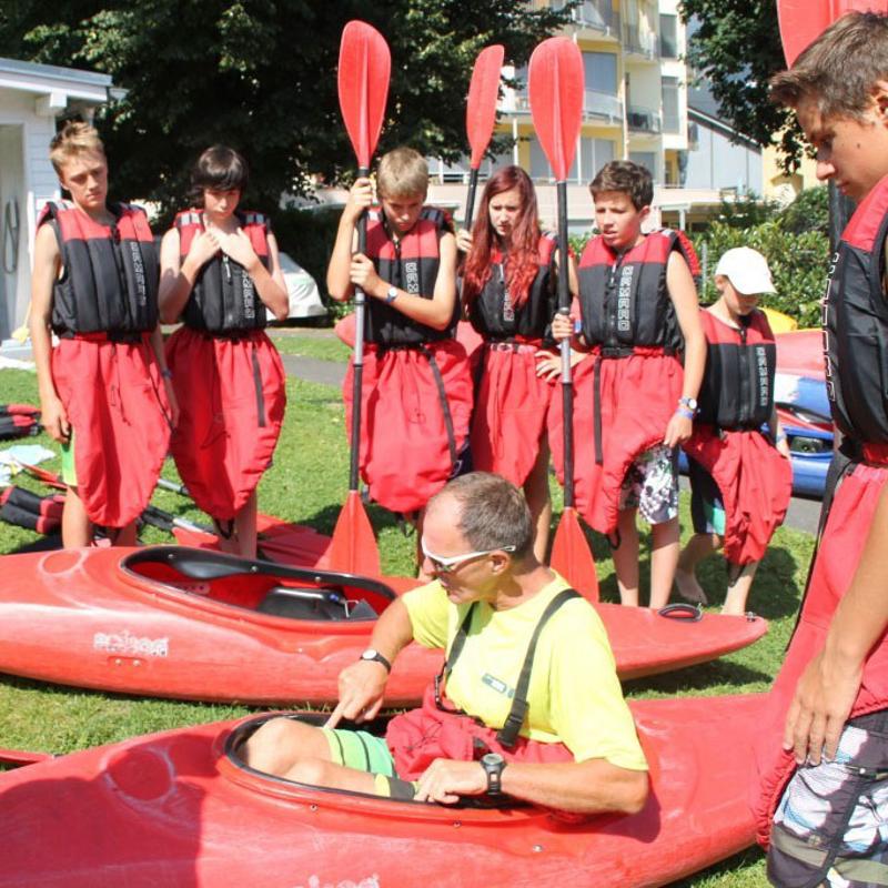 Die Kinder im Lerncamp Sommerferien bekommen eine Einführung ins Kajak-Fahren