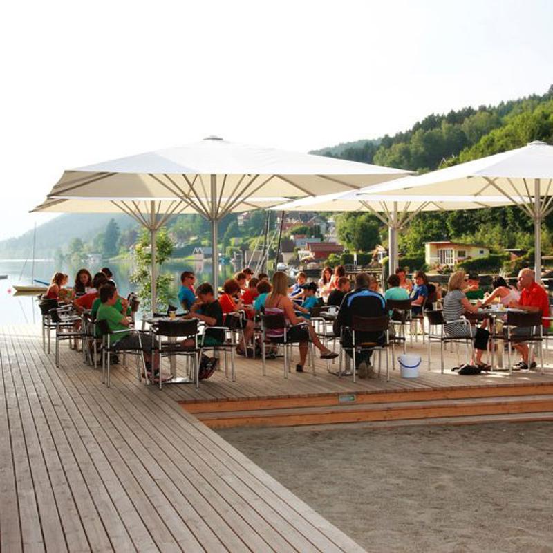 Die Kinder essen zu Mittag auf einer Terrasse im Lerncamp