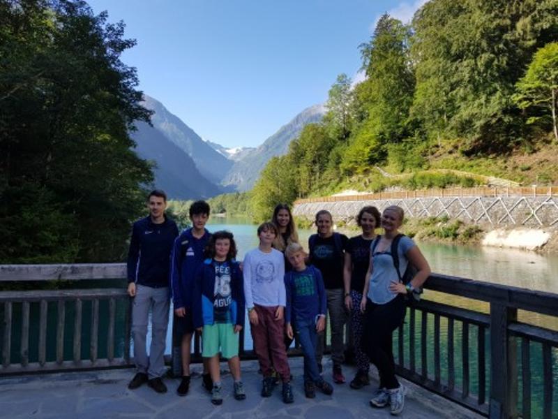 Eine Gruppe vom Action Camp Zell am See steht auf einer Aussichtsplattform während einer Wanderung