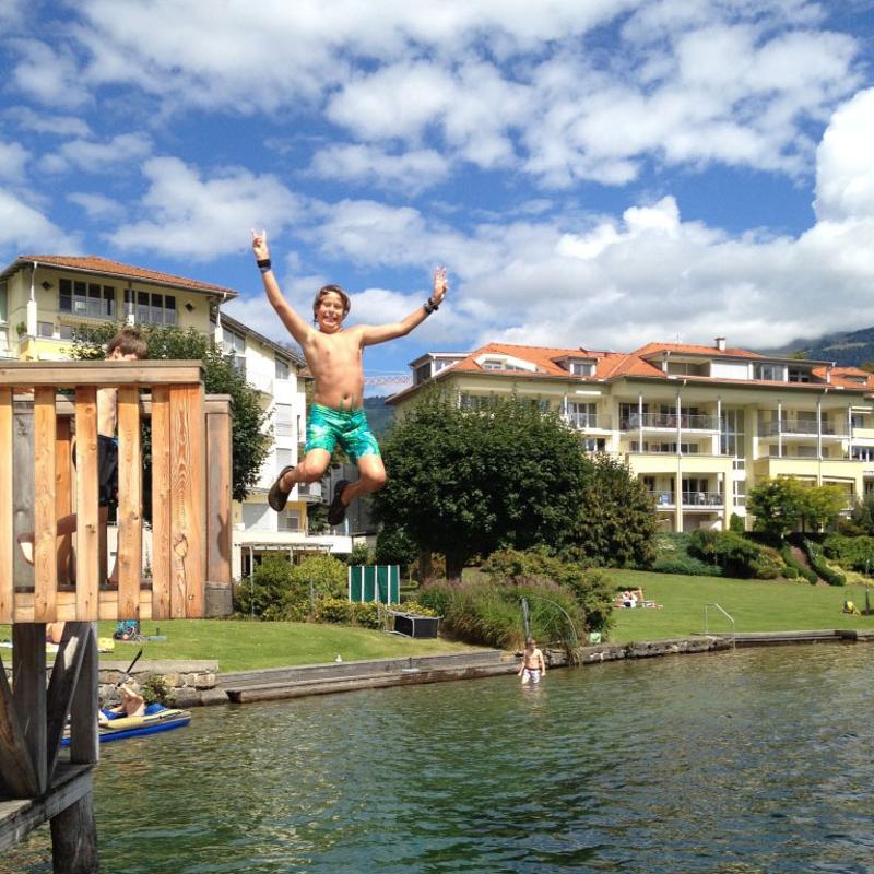 Im Action-Lerncamp springt ein Junge in den See