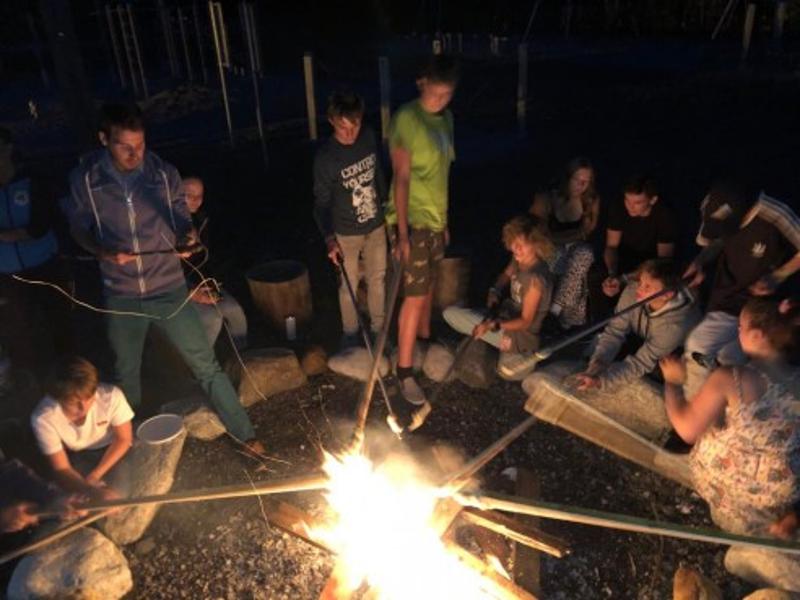 Im Lerncamp grillieren die Teilnehmer abends Marshmallows über dem Lagerfeuer