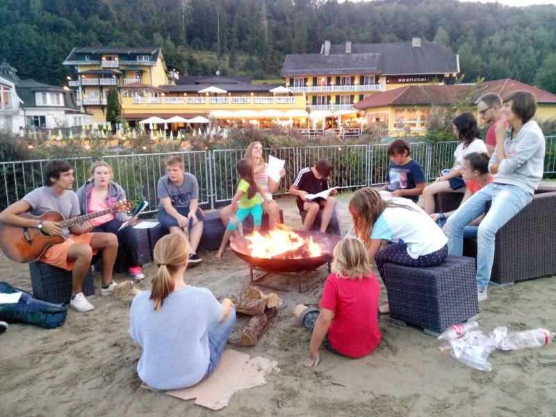 Die Gruppe lässt die Abende in den Lern-Ferien gemütlich am Lagerfeuer ausklingen