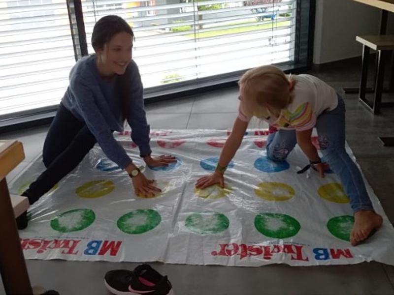 Zwei Mädchen spielen Twister in ihren Lernferien