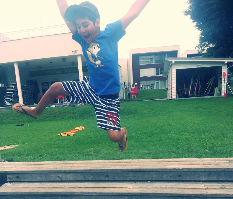 Ein Junge springt cool in die Luft im Ferienlerncamp