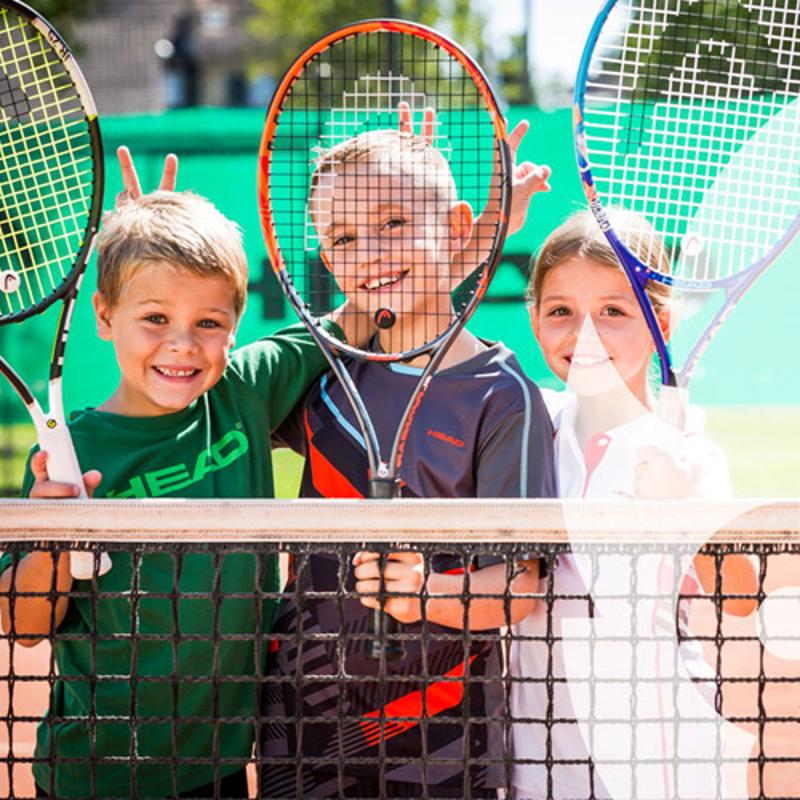 Drei Kinder posen mit ihren Tennisschlägern im Lern-Camp