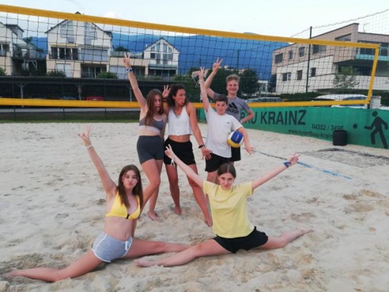Sechs Jugendliche posieren vor dem Volleyballnetz in ihren Lernferien