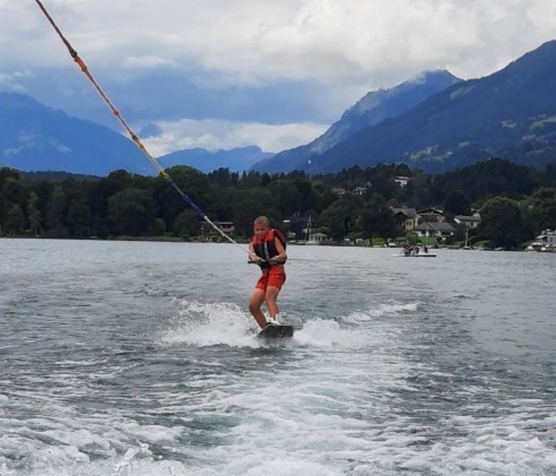 Im Lern-Camp lernt ein Junge das Wasserskifahren
