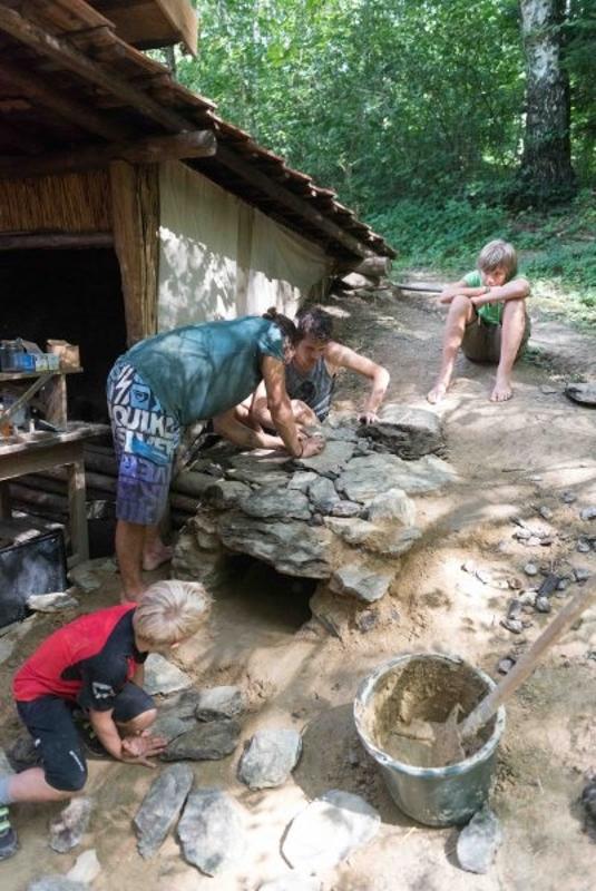 Höhle bauen im Abenteuerurlaub Kinder Österreich