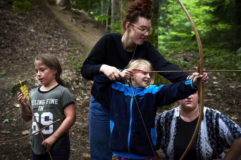 Im Kinderprogramm Mödling lernen die Kinder den Umgang mit Pfeil und Bogen