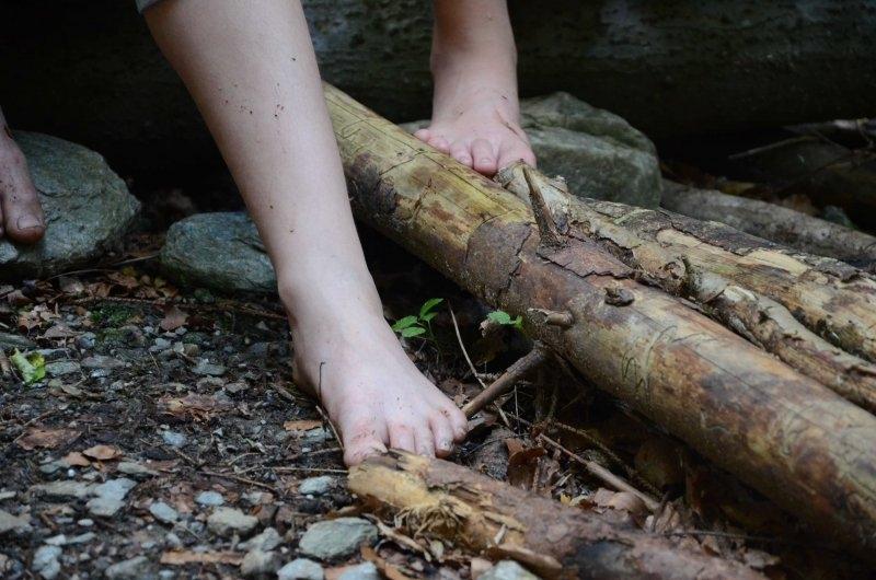 Barfuss durch den Wald im Abenteuerurlaub Kinder Österreich