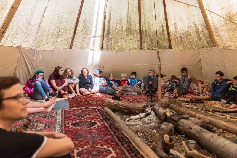 Kinder sitzen im Tipizelt im Abenteuerurlaub Kinder Österreich