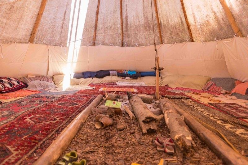 Innenbereich des Tipizeltes im Abenteuerurlaub Kinder Österreich