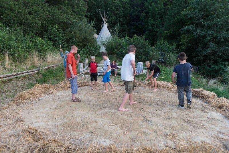 Kinder spielen mit Sand im Abenteuerurlaub Kinder Österreich