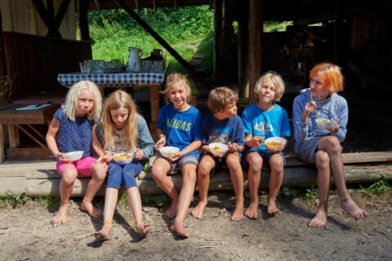 Kinder genießen ihr Essen im Sommerlager von Juvigo