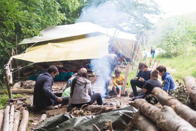 Gemeinsam am Lagerfeuer sitzen im Abenteuerurlaub Kinder Österreich