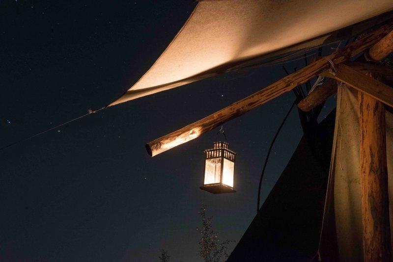 Sternenhimmel erleuchtet von Lampe im Sommercamp für Kinder