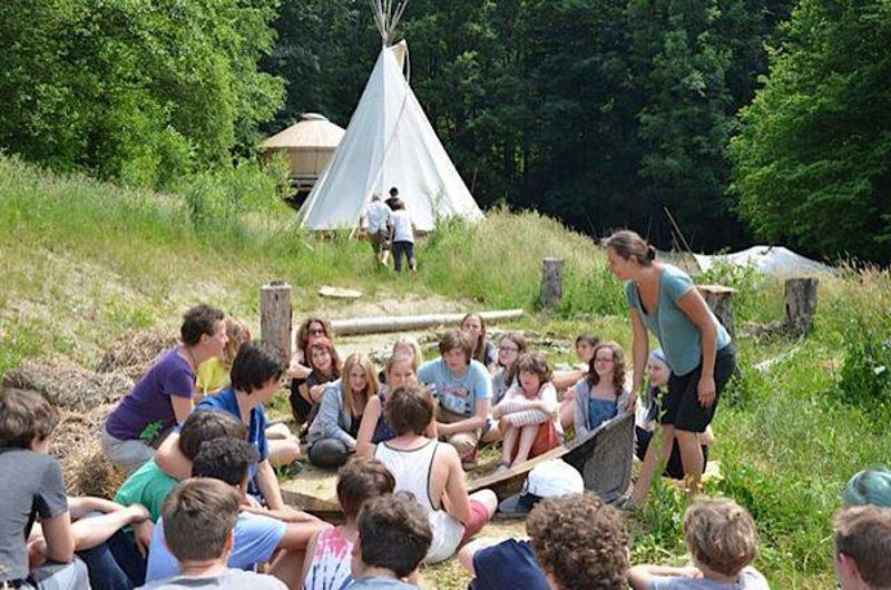 Kindergruppe vor Tippizelt im Feriencamp Niederösterreich