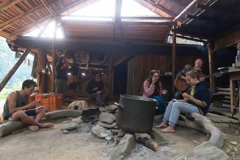 Zusammen musizieren in der Natur im Abenteuerurlaub Kinder Österreich