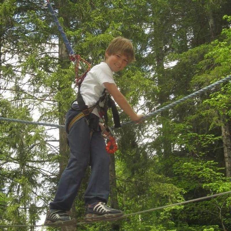 Junge klettert im Tanz-Sommercamp