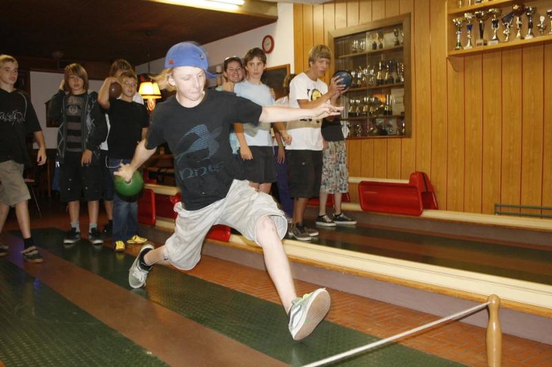 Bowling in der Gruppe im Tanz-Sommercamp
