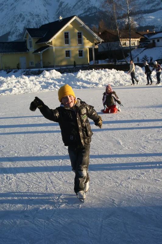Spass beim Eislaufen im Tanz-Sommercamp