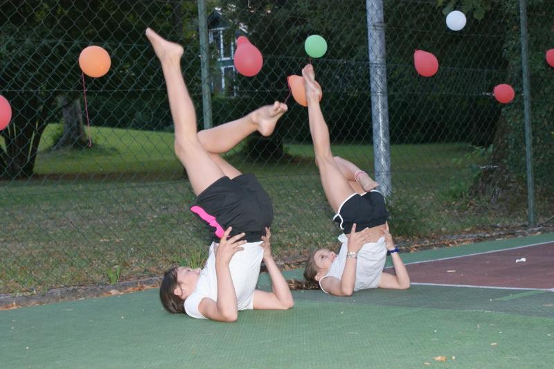 Mädchen machen Gymnastik im Tanz-Sommercamp