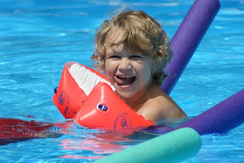 Kind im Pool im Kindercamp