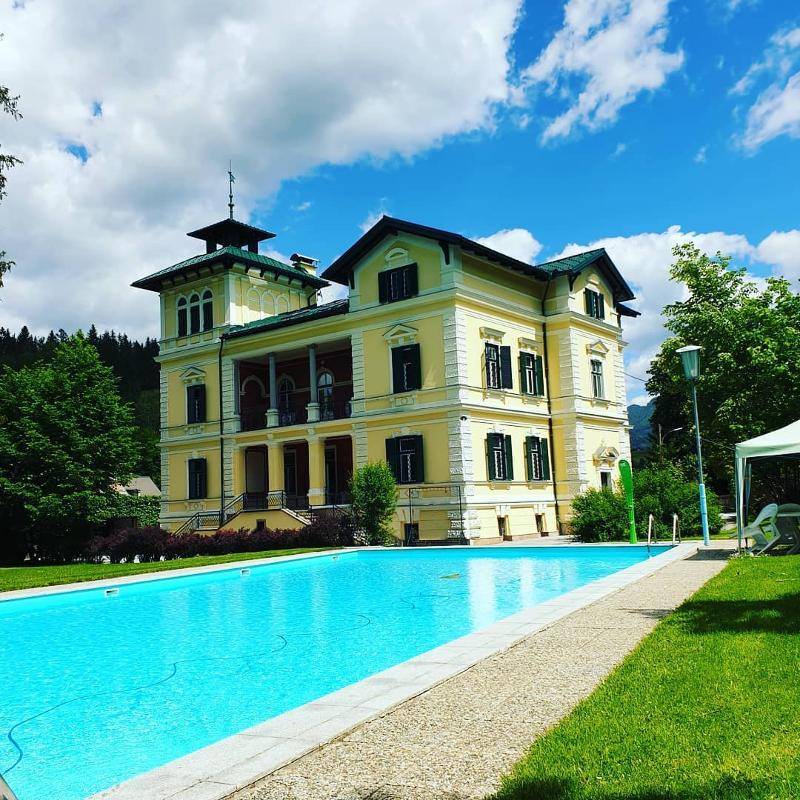 Gelände mit Pool im Tanz-Sommercamp