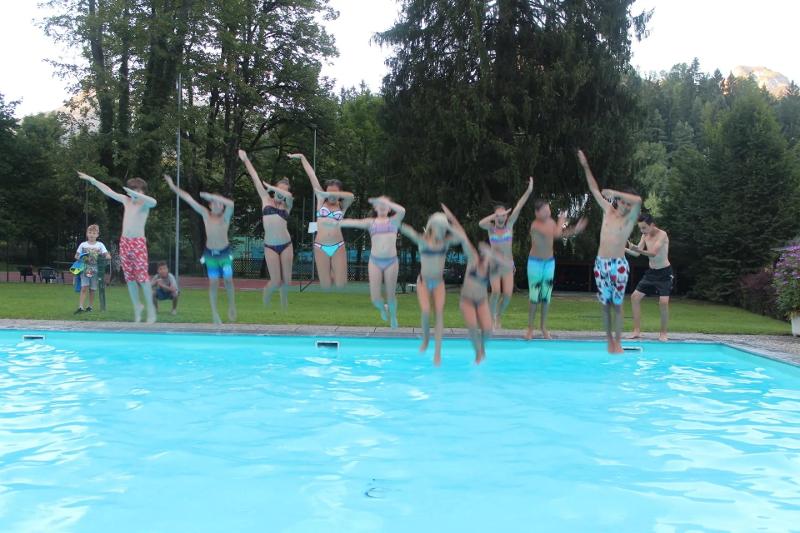 Gemeinsamer Sprung ins Wasser im Tanz-Sommercamp