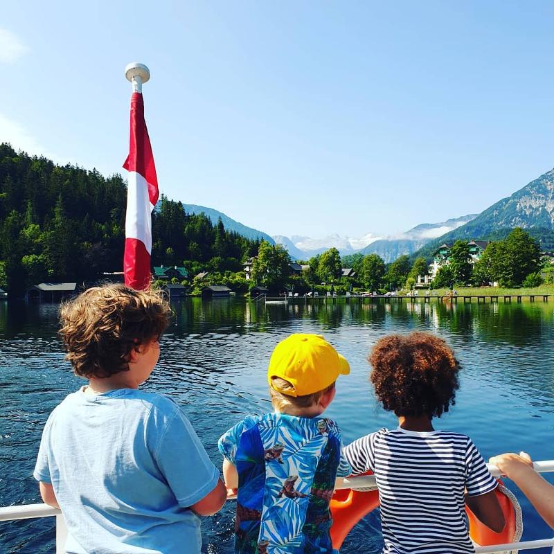 Kinder auf Boot im Tanz-Sommercamp