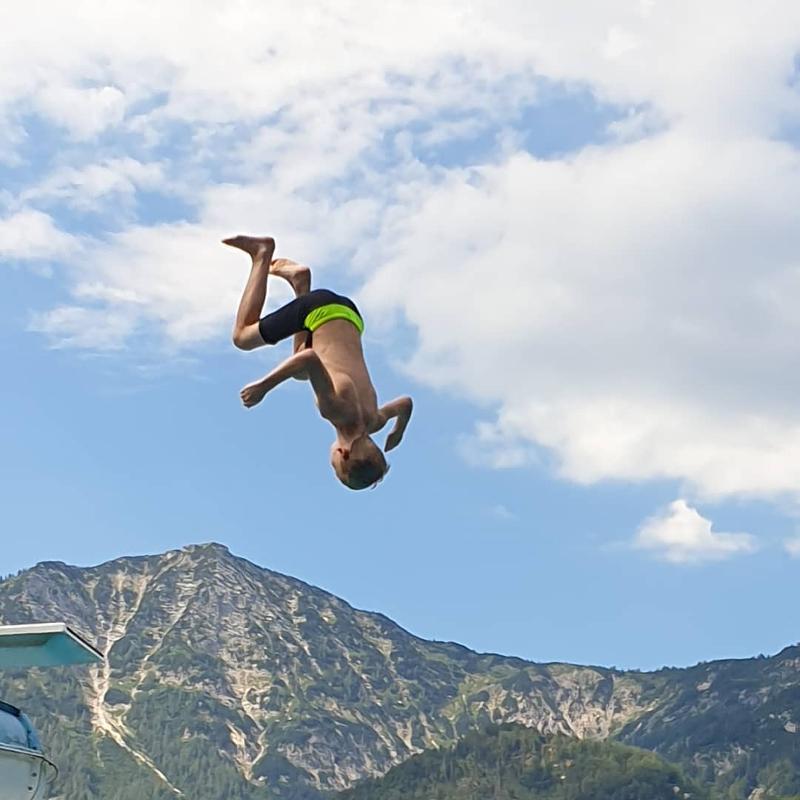 Junge springt ins Wasser im Sommercamp Steiermark