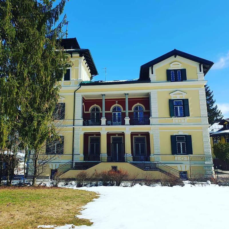 Garten mit Schnee im Sommercamp Steiermark