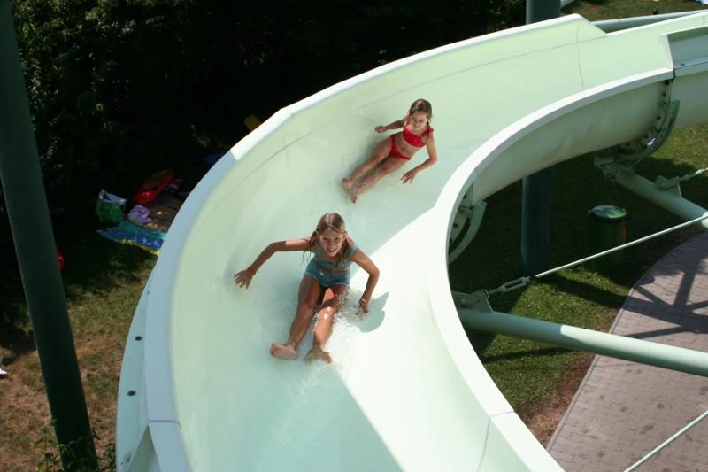 Mädchen rutschen im Sommercamp Steiermark