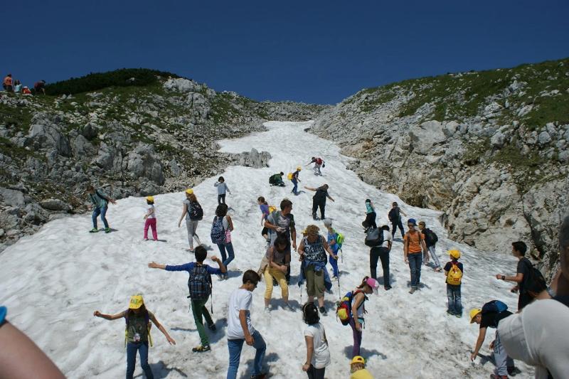 Kinder auf einem Gletscher im Sommercamp Steiermark