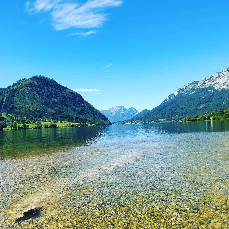 Landschaftsbild mit See und Berge im Sommercamp Steiermark