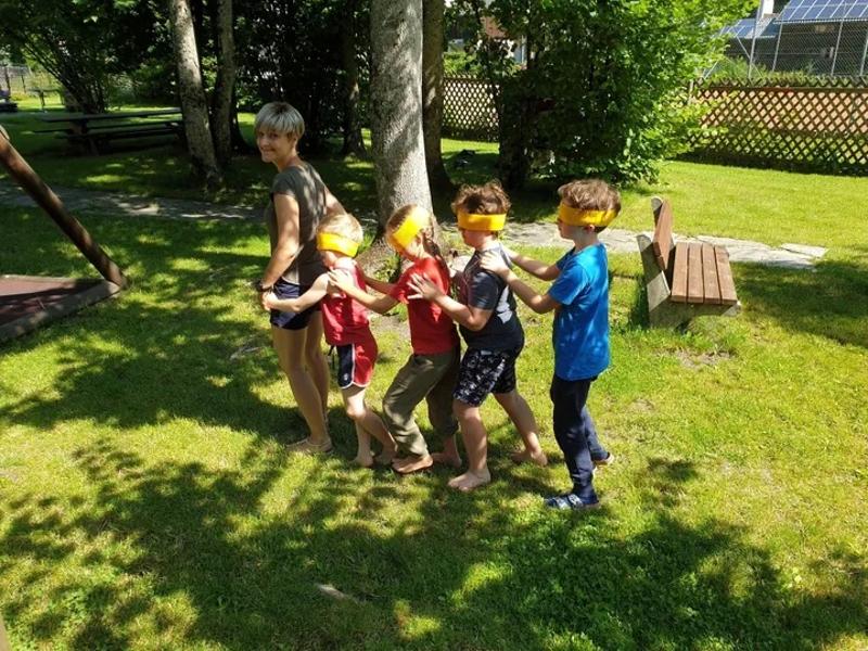 Kinder mit verbundenen Augen im Sommercamp Steiermark
