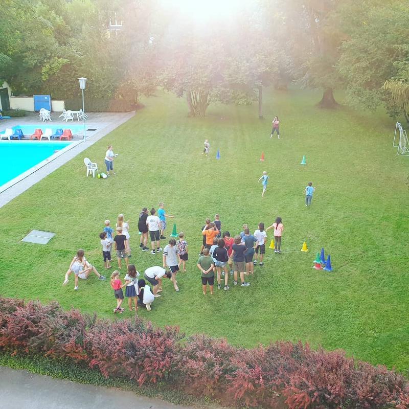 Alle spielen im Garten im Sommercamp Steiermark