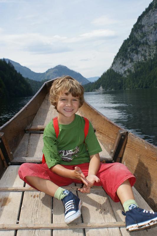 Junge auf Boot im Sommercamp Steiermark