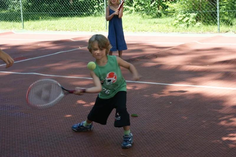 Junge spielt Tennis im Sommercamp Steiermark