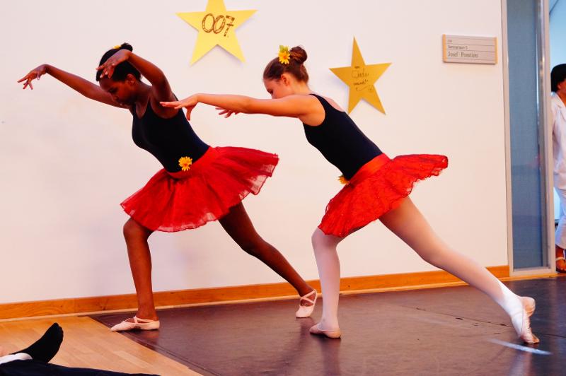 Zwei Mädchen tanzen Ballett im Sommercamp Steiermark