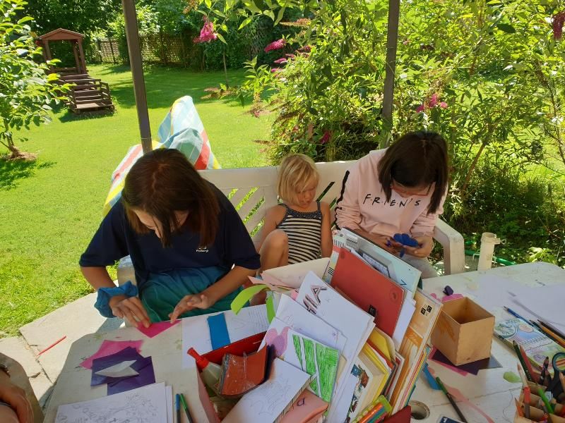 Drei Mädchen basteln im Sommercamp Steiermark