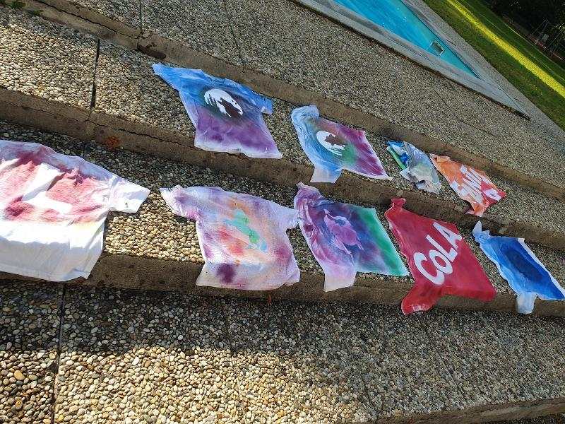 Gebatikte T-Shirts im Sommercamp für Kinder