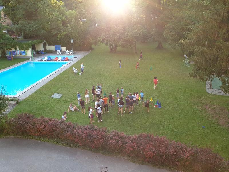 Gemeinsam spielen im Garten im Sommercamp für Kinder
